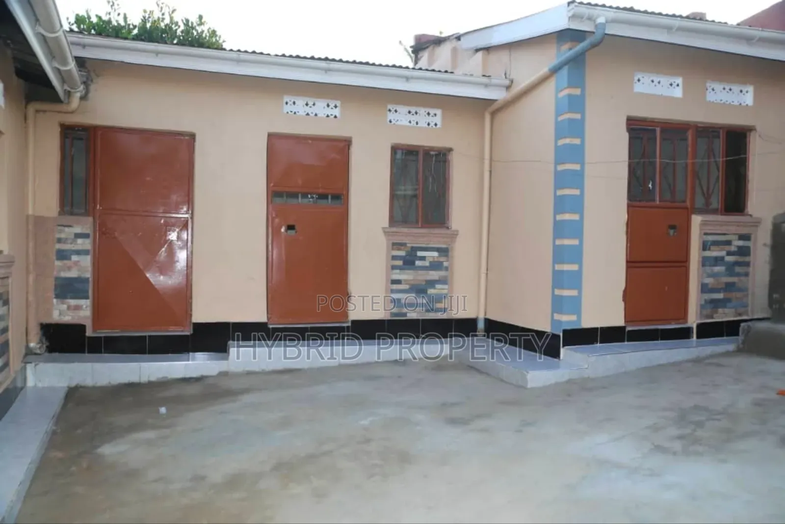 8bdrm Apartment in Nansana Along for sale