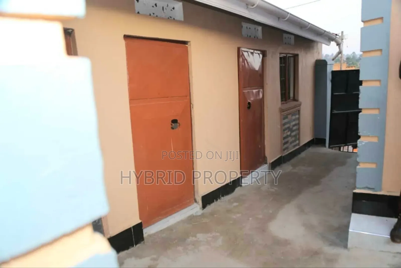 8bdrm Apartment in Nansana Along for sale