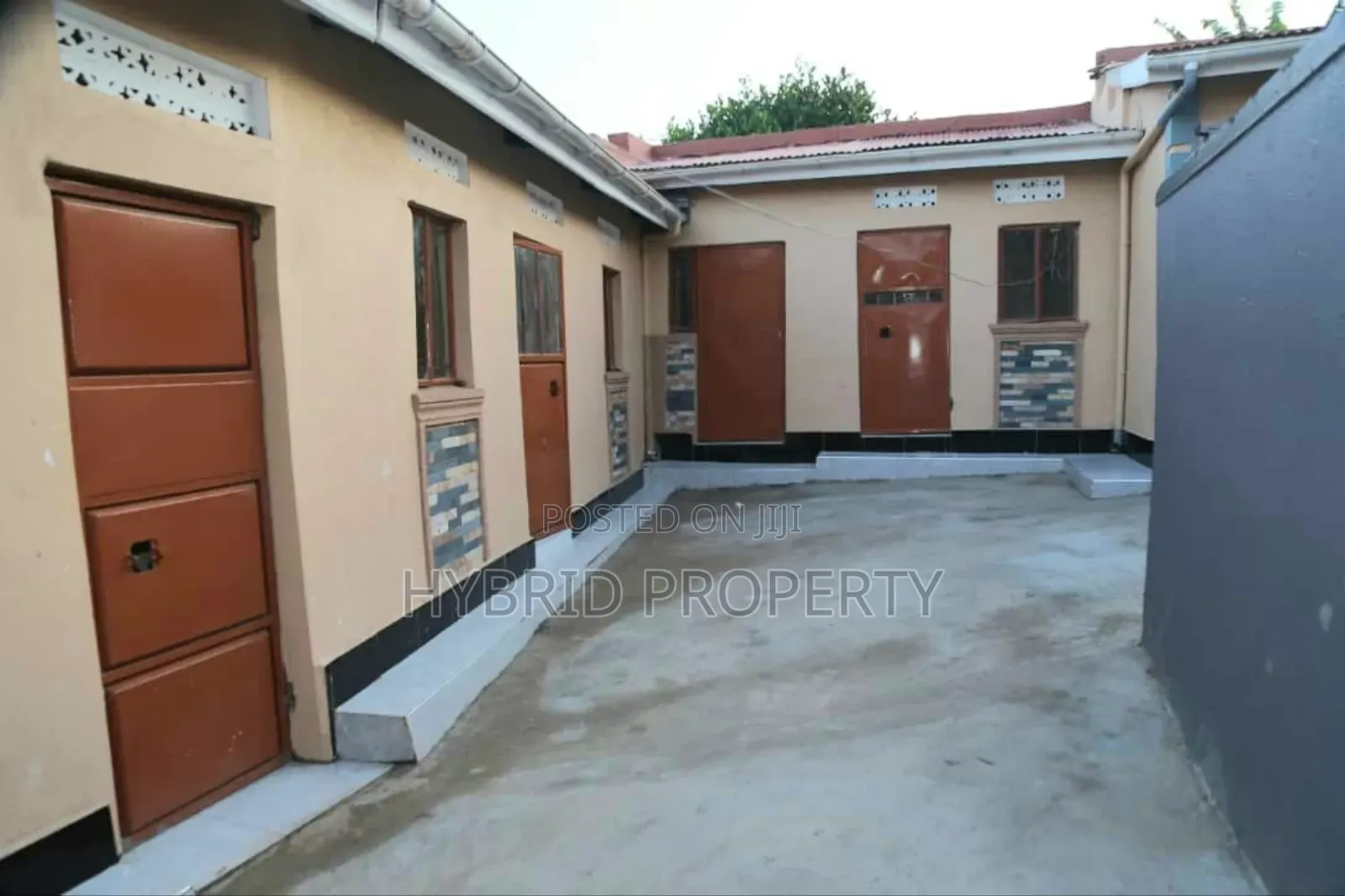 8bdrm Apartment in Nansana Along for sale
