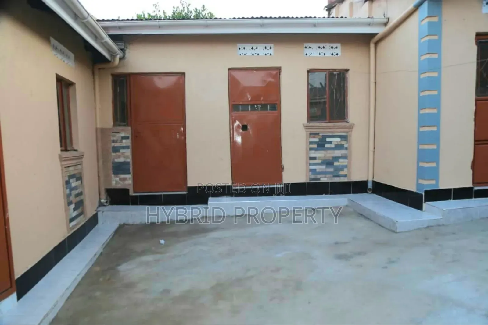 8bdrm Apartment in Nansana Along for sale
