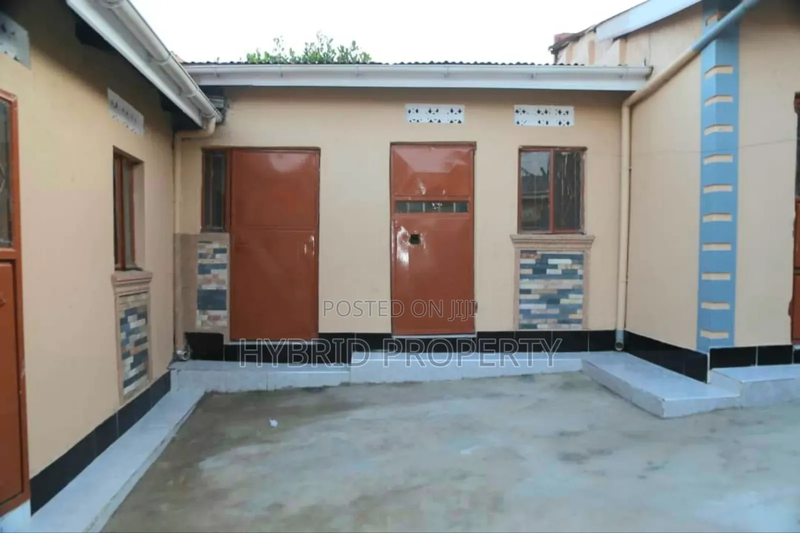 8bdrm Apartment in Nansana Along for sale