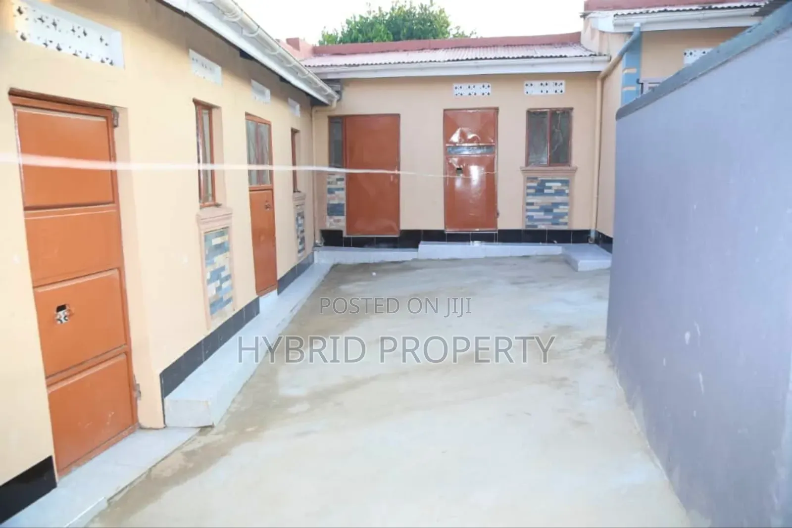 8bdrm Apartment in Nansana Along for sale