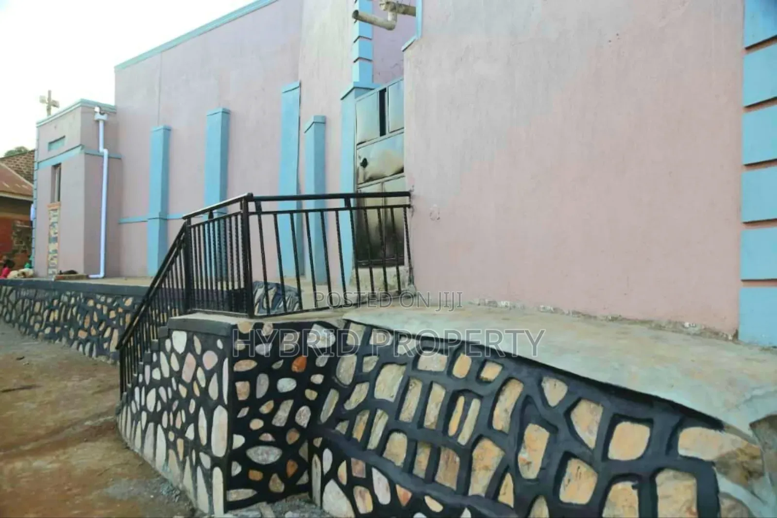8bdrm Apartment in Nansana Along for sale