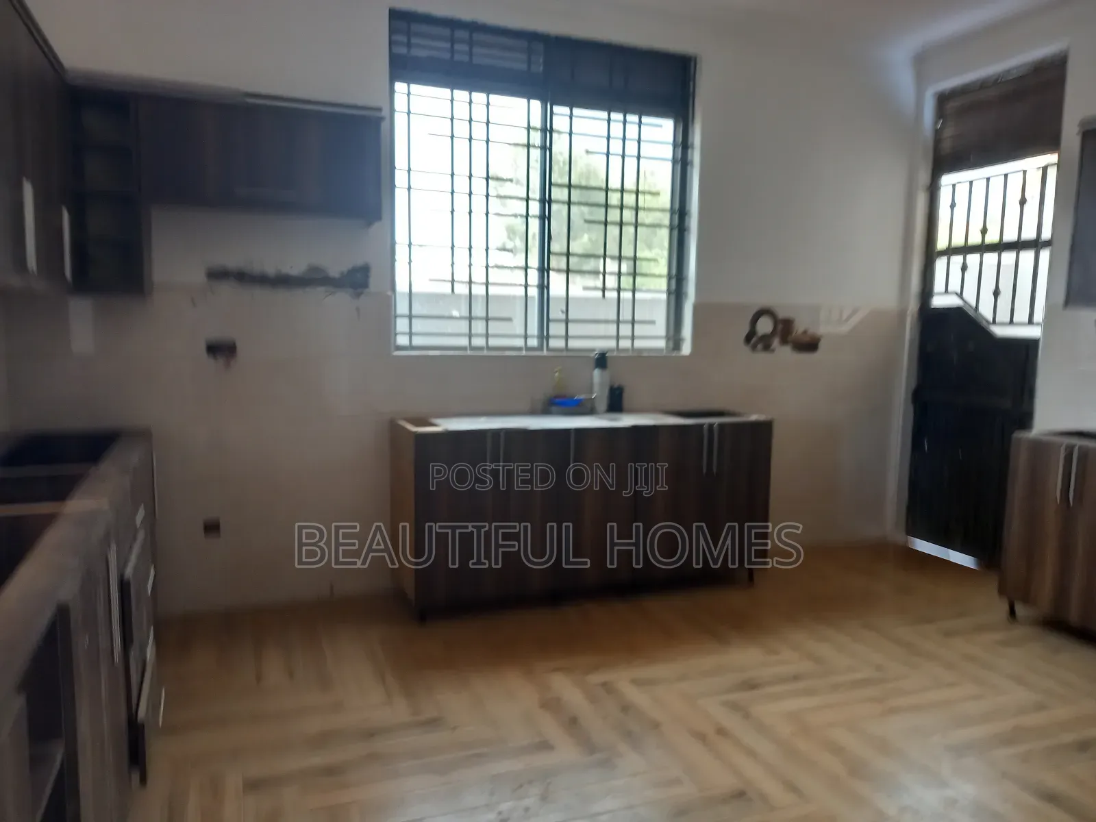 Furnished 6bdrm Duplex in Kira for sale