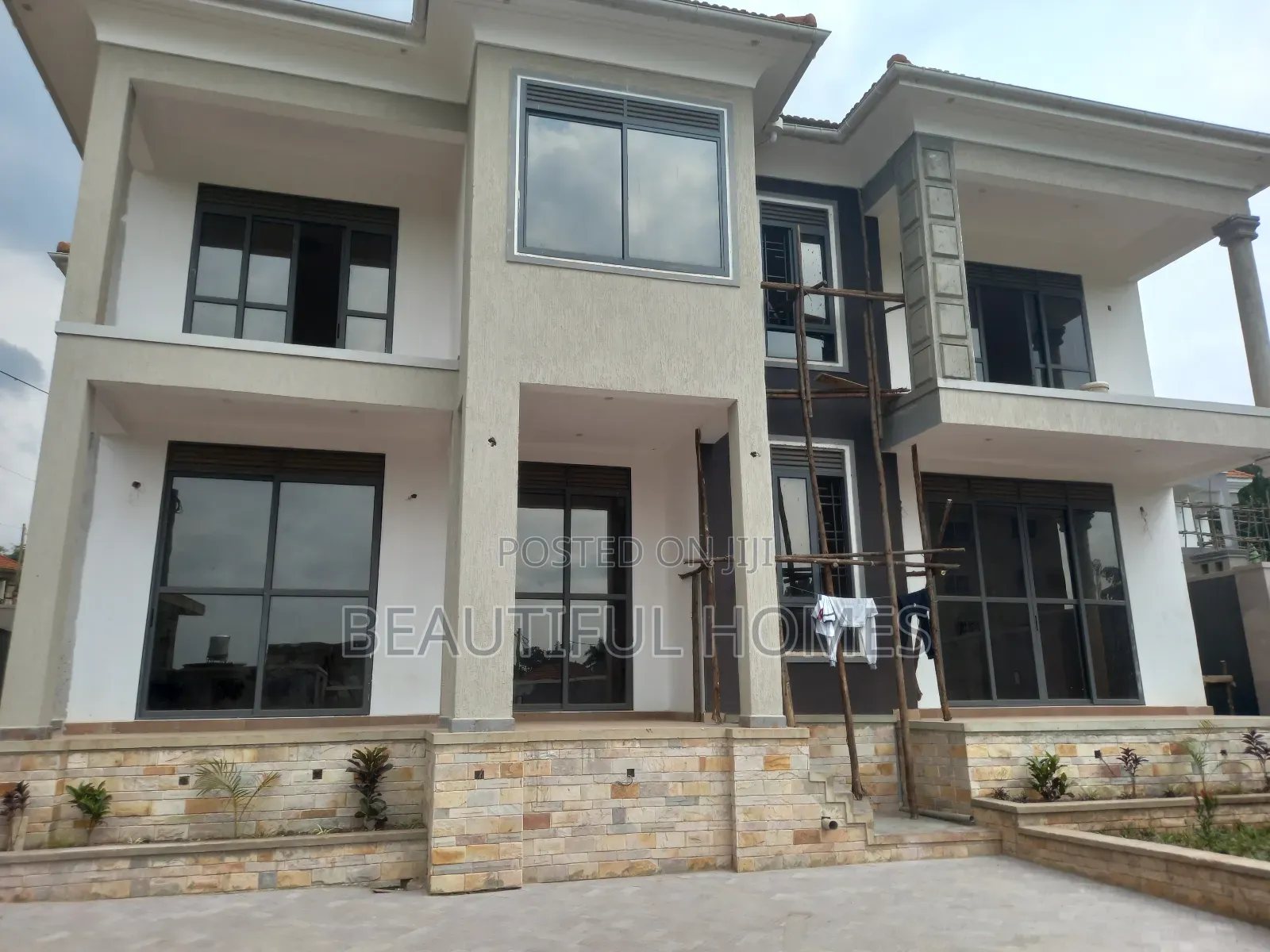 Furnished 6bdrm Duplex in Kira for sale