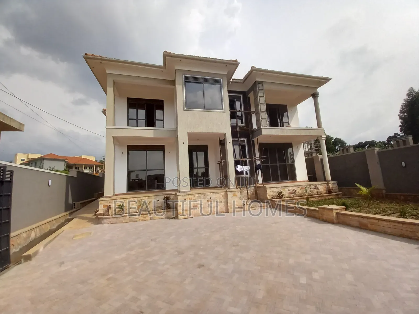 Furnished 6bdrm Mansion in Kira Wealthy Estate, Central Division