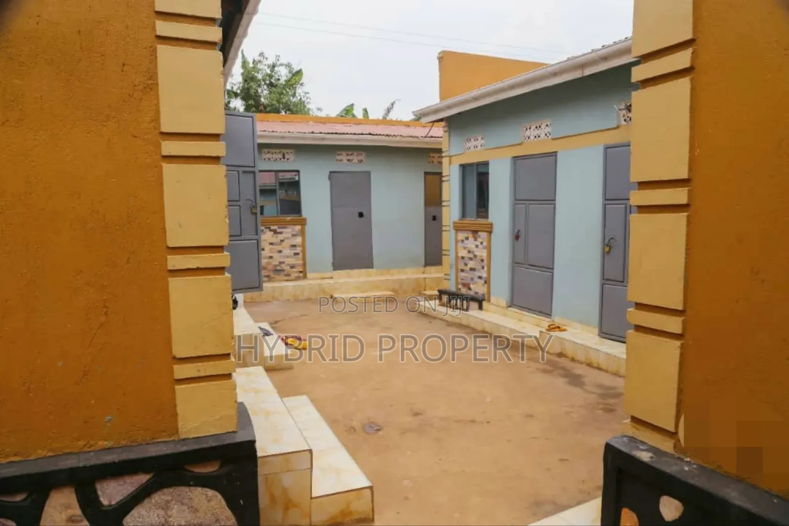 8bdrm Apartment in Nansana Along for sale