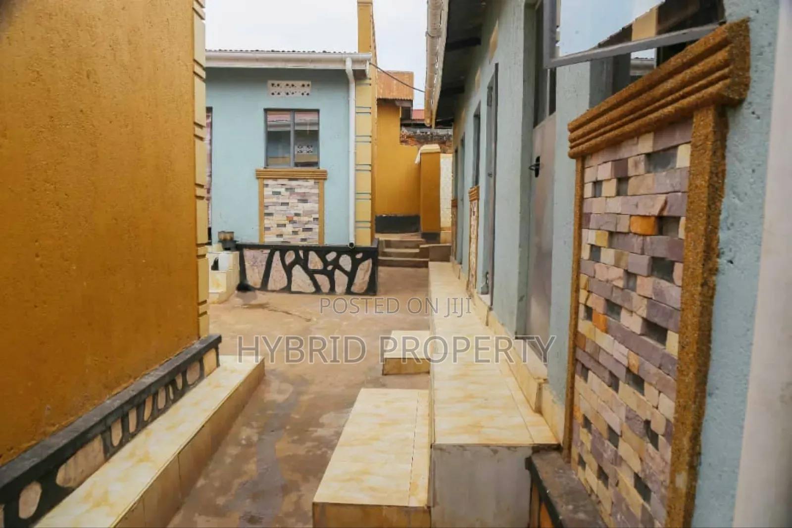 8bdrm Apartment in Nansana Along for sale