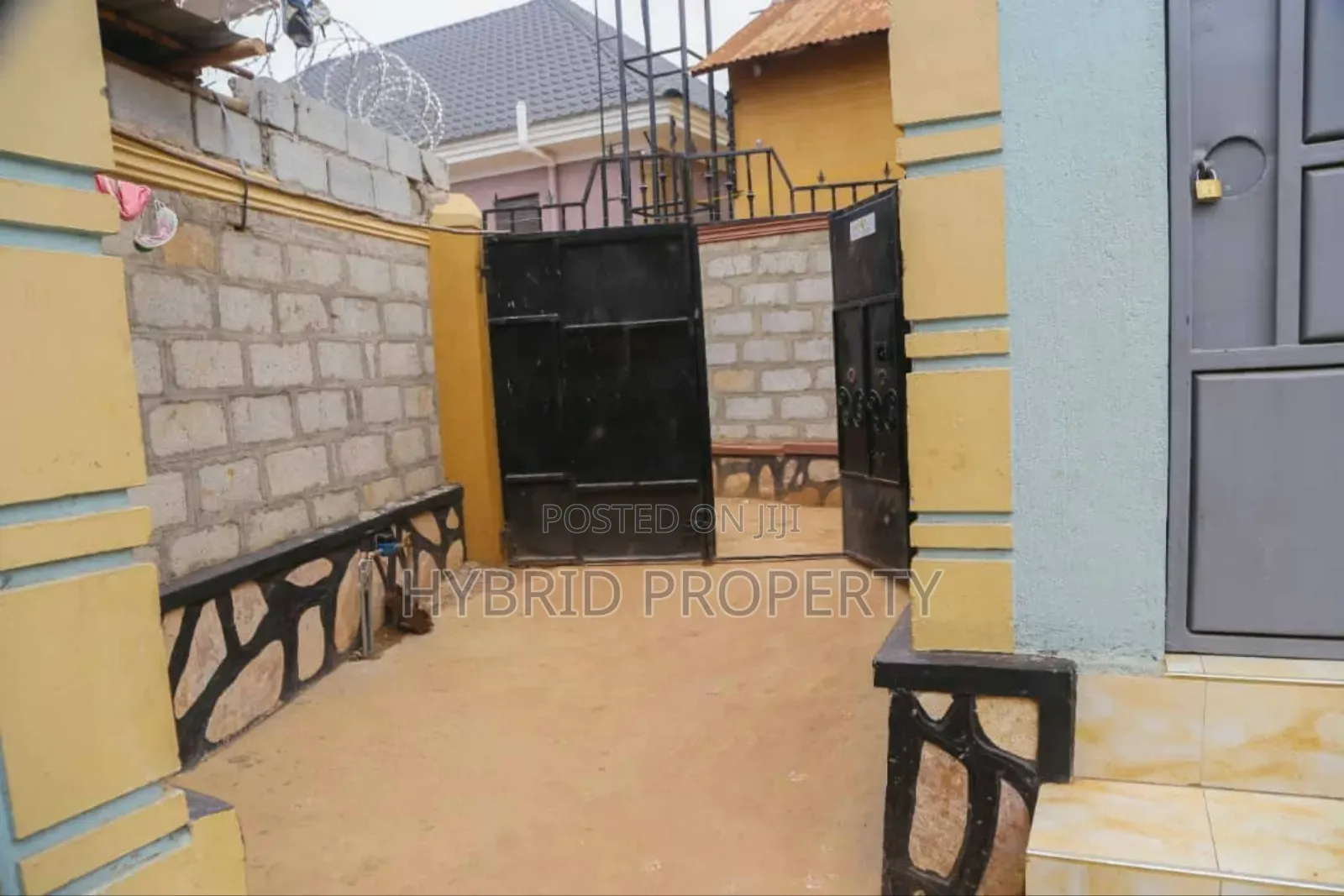 8bdrm Apartment in Nansana Along for sale