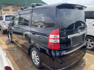 Toyota Noah 2.0 143hp FWD (8 Seater) 2012 Black