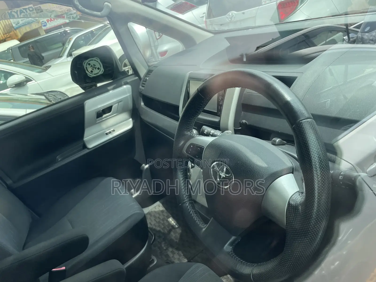 Toyota Noah 2.0 143hp FWD (8 Seater) 2012 Black