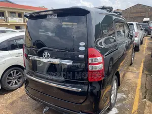 Toyota Noah 2.0 143hp FWD (8 Seater) 2012 Black