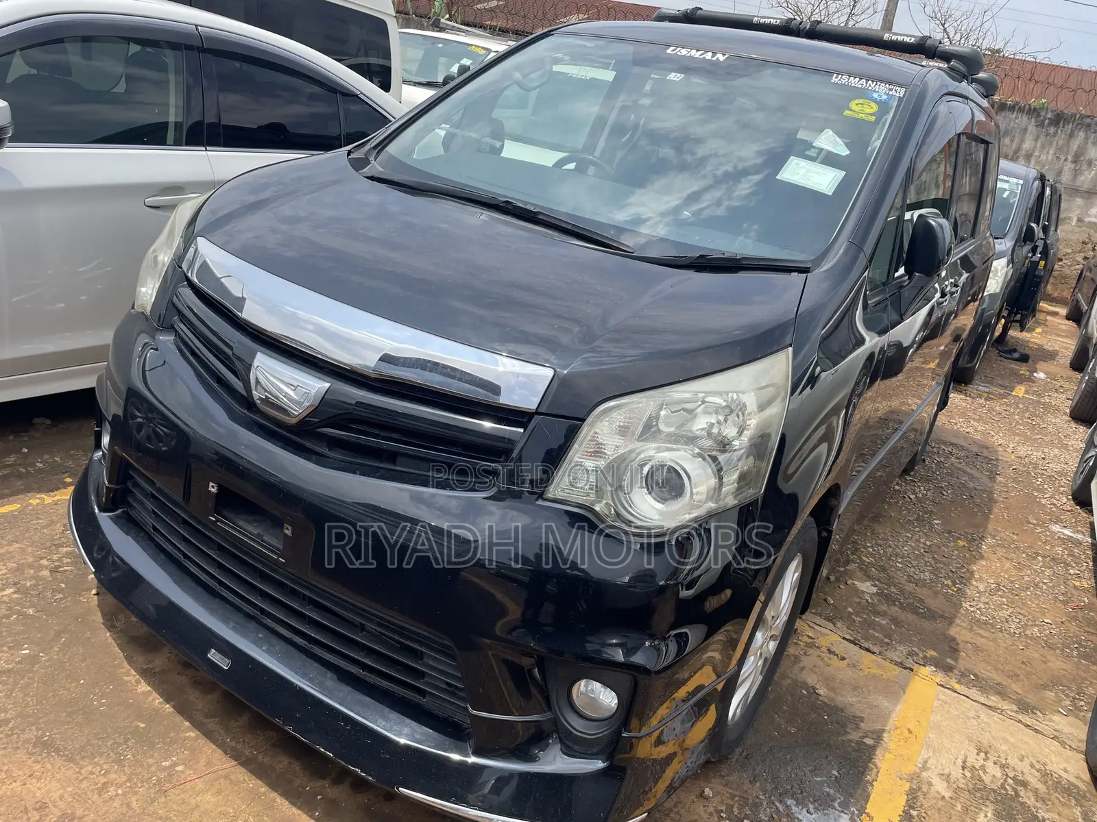 Toyota Noah 2.0 143hp FWD (8 Seater) 2012 Black