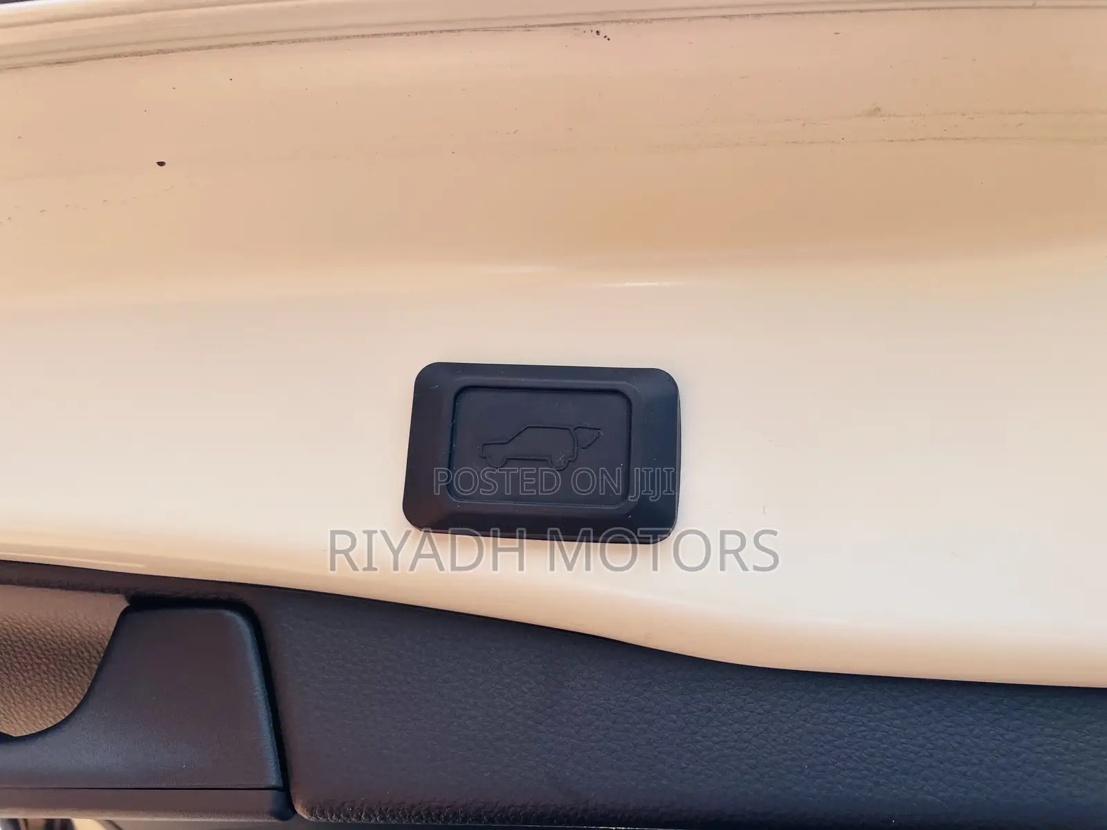 Toyota RAV4 Adventure 4dr SUV AWD (2.5L 4cyl 6A) 2018 White