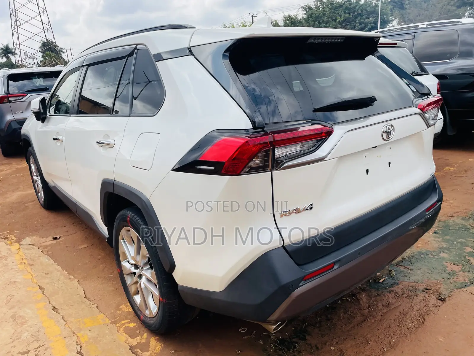 Toyota RAV4 Adventure 4dr SUV AWD (2.5L 4cyl 6A) 2018 White