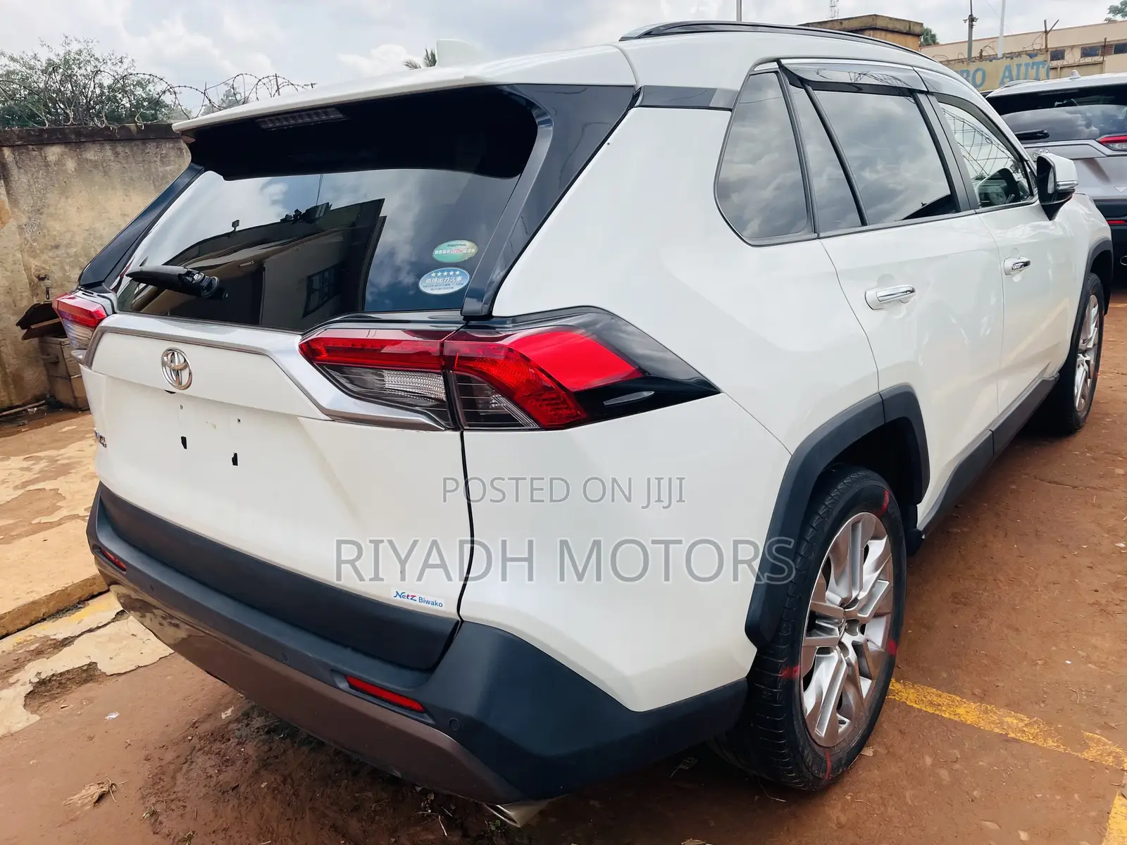 Toyota RAV4 Adventure 4dr SUV AWD (2.5L 4cyl 6A) 2018 White