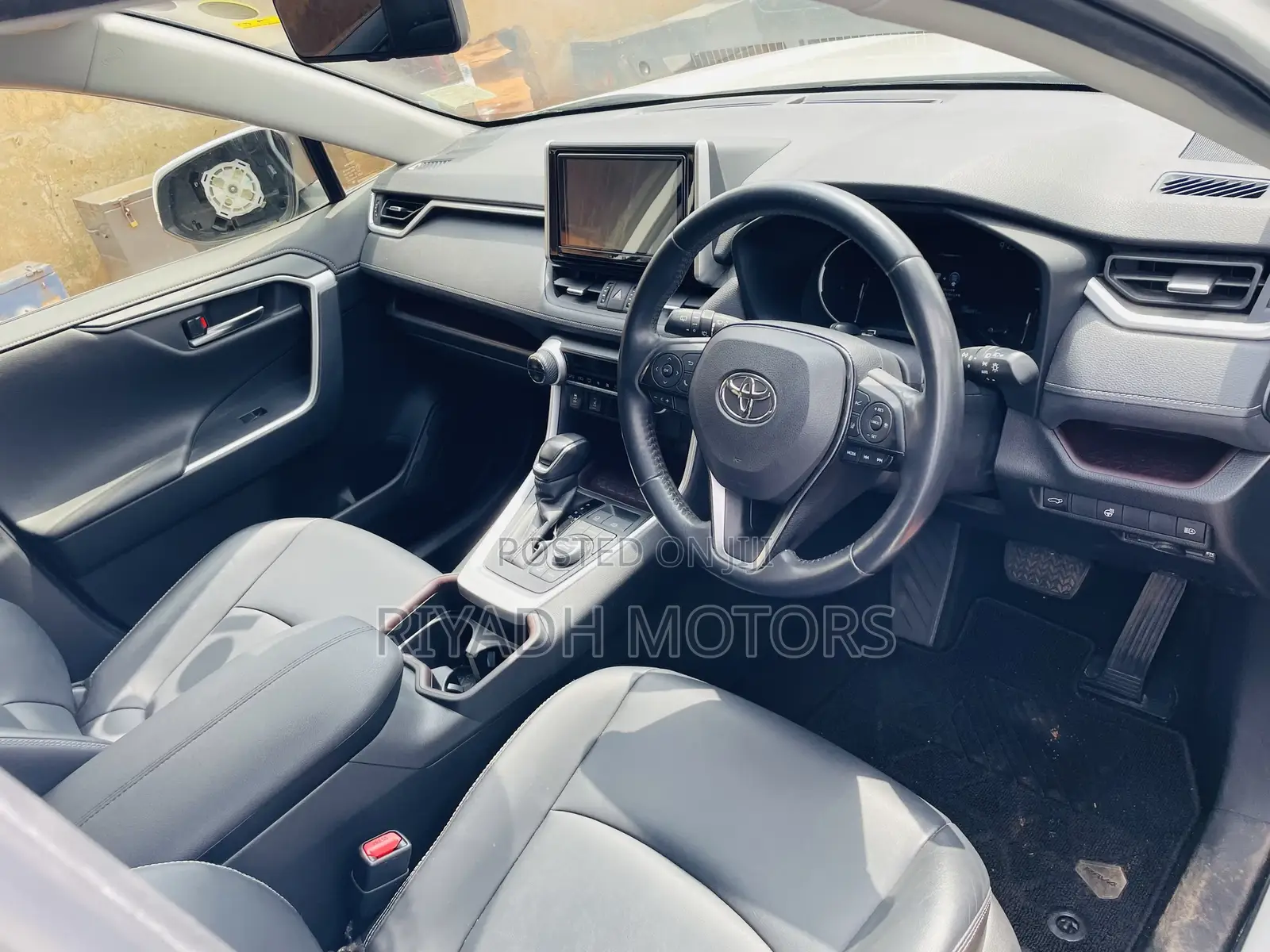 Toyota RAV4 Adventure 4dr SUV AWD (2.5L 4cyl 6A) 2018 White