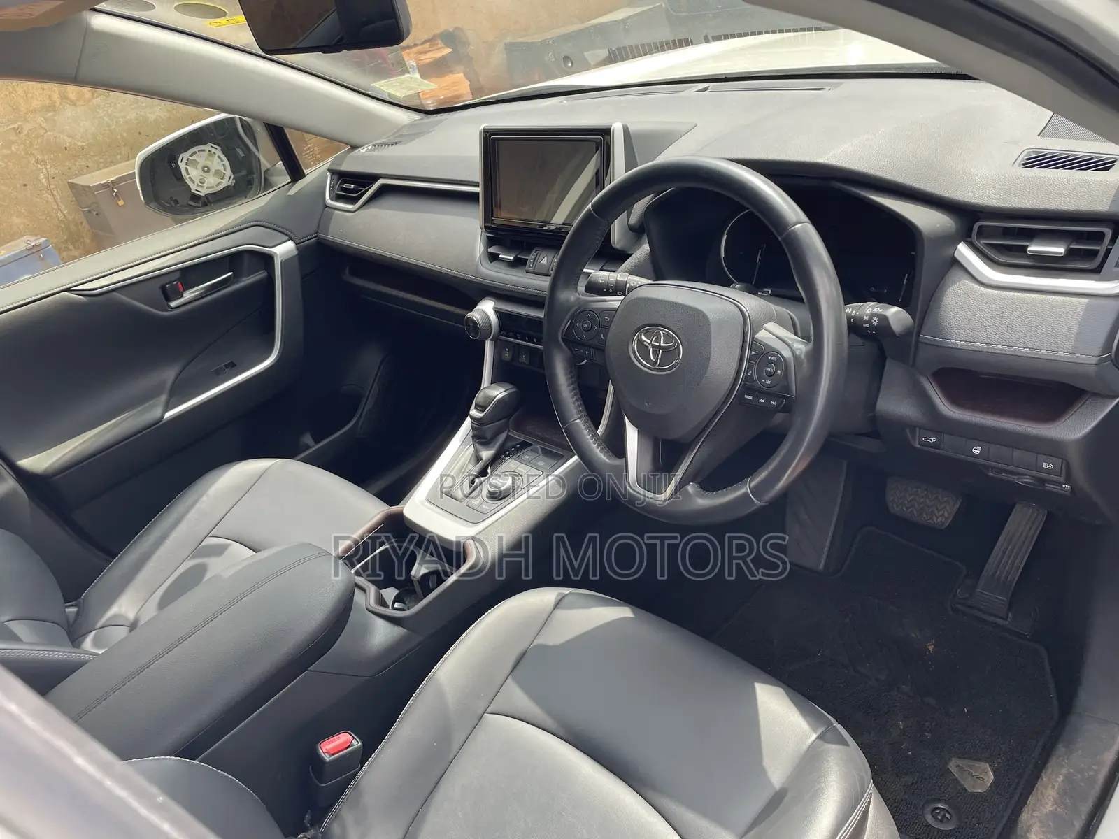 Toyota RAV4 Adventure 4dr SUV AWD (2.5L 4cyl 6A) 2018 White
