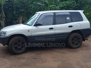 Photo - Toyota RAV4 Base 4x4 1996 White