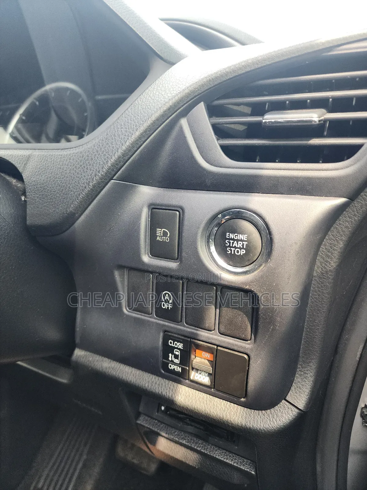 Toyota Noah 2.0 FWD (8 Seater) 2015 Silver