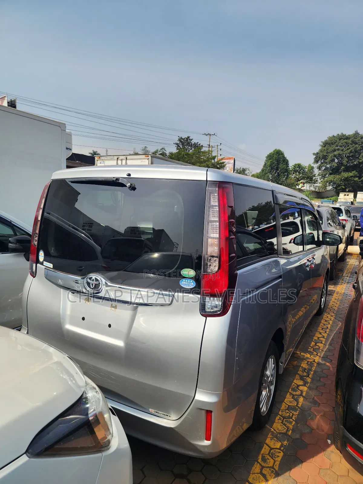 Toyota Noah 2.0 FWD (8 Seater) 2015 Silver