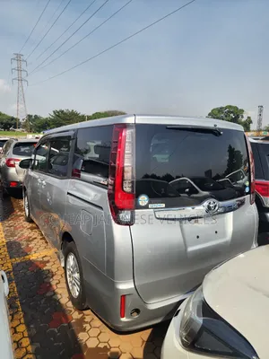 Toyota Noah 2.0 FWD (8 Seater) 2015 Silver