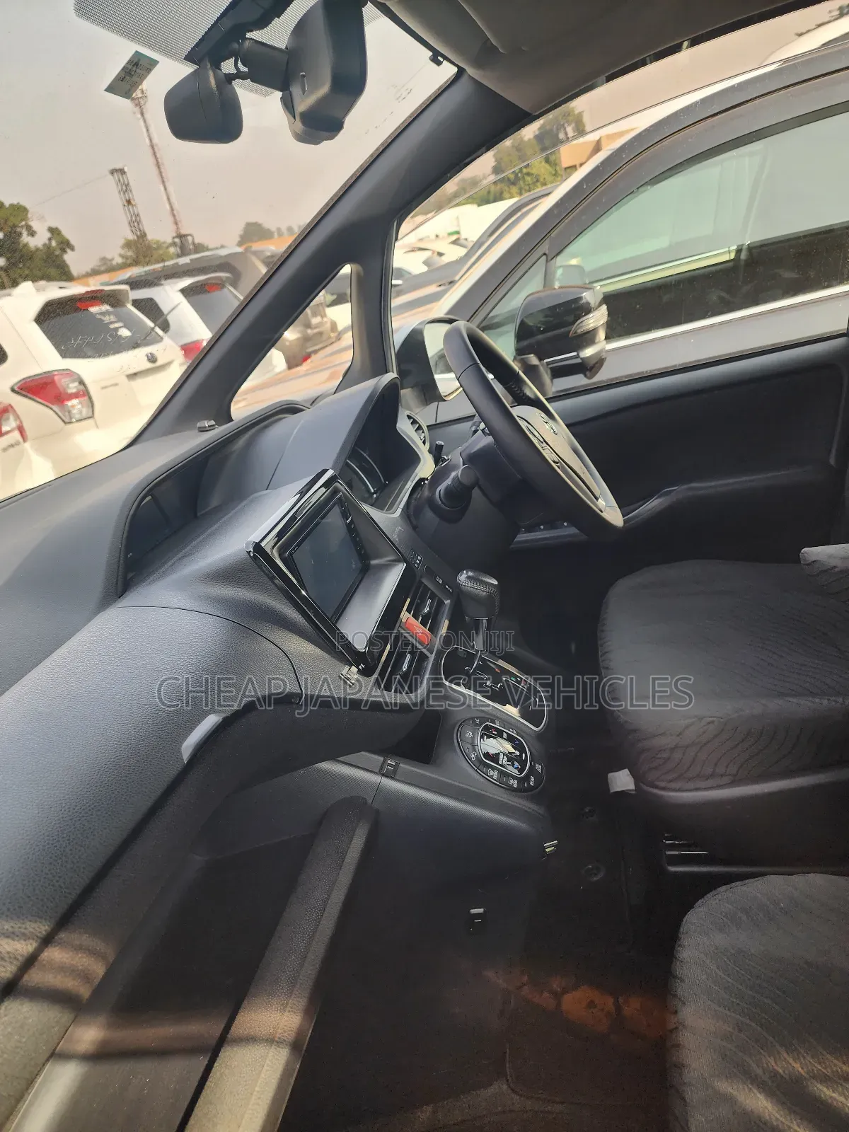 Toyota Noah 2.0 FWD (8 Seater) 2015 Silver