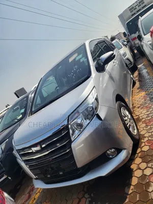 Photo - Toyota Noah 2.0 FWD (8 Seater) 2015 Silver