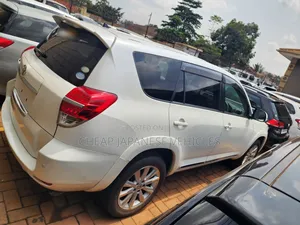 Toyota Vanguard 2011 White