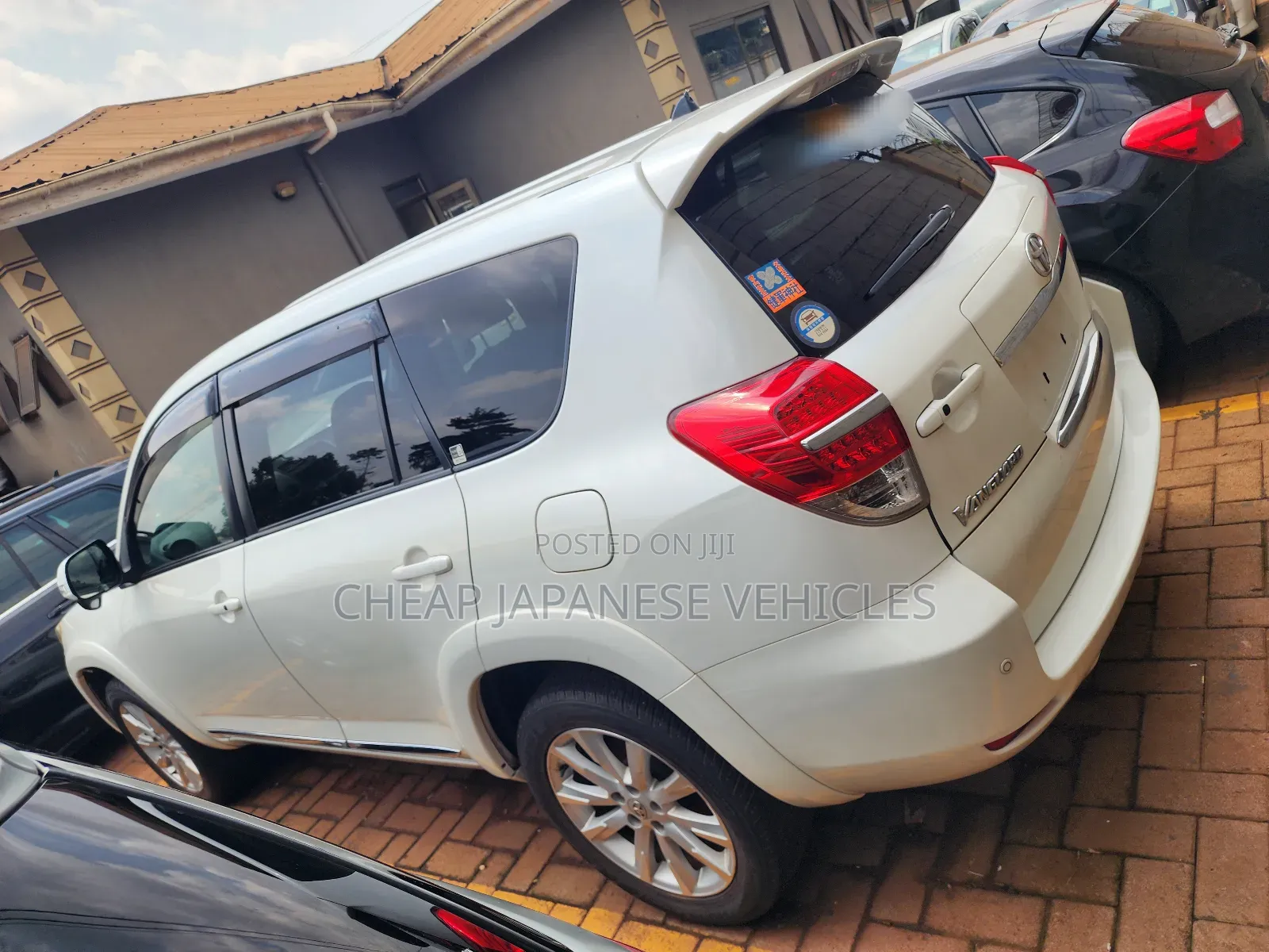Toyota Vanguard 2011 White