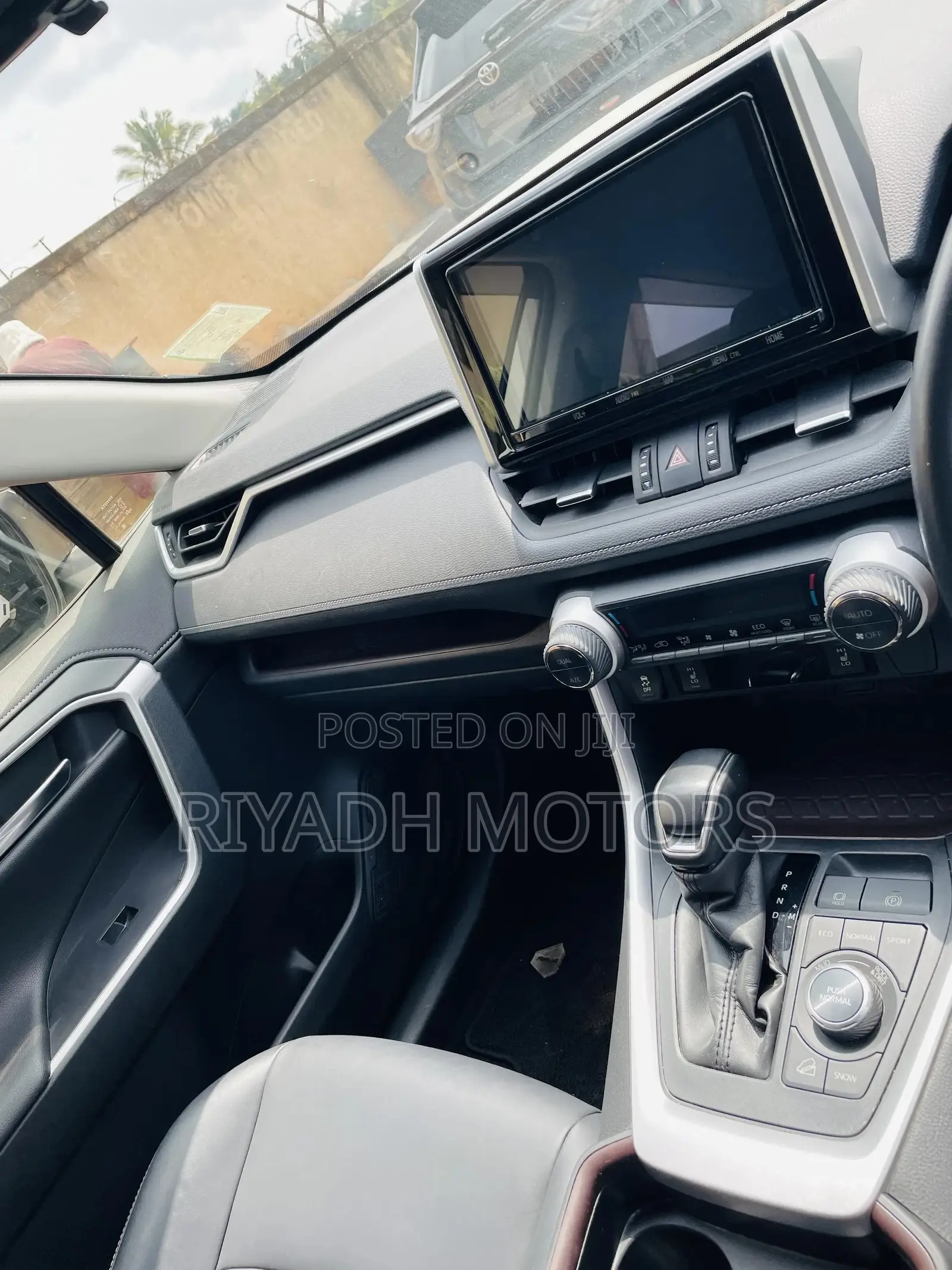 Toyota RAV4 Adventure 4dr SUV AWD (2.5L 4cyl 6A) 2018 White
