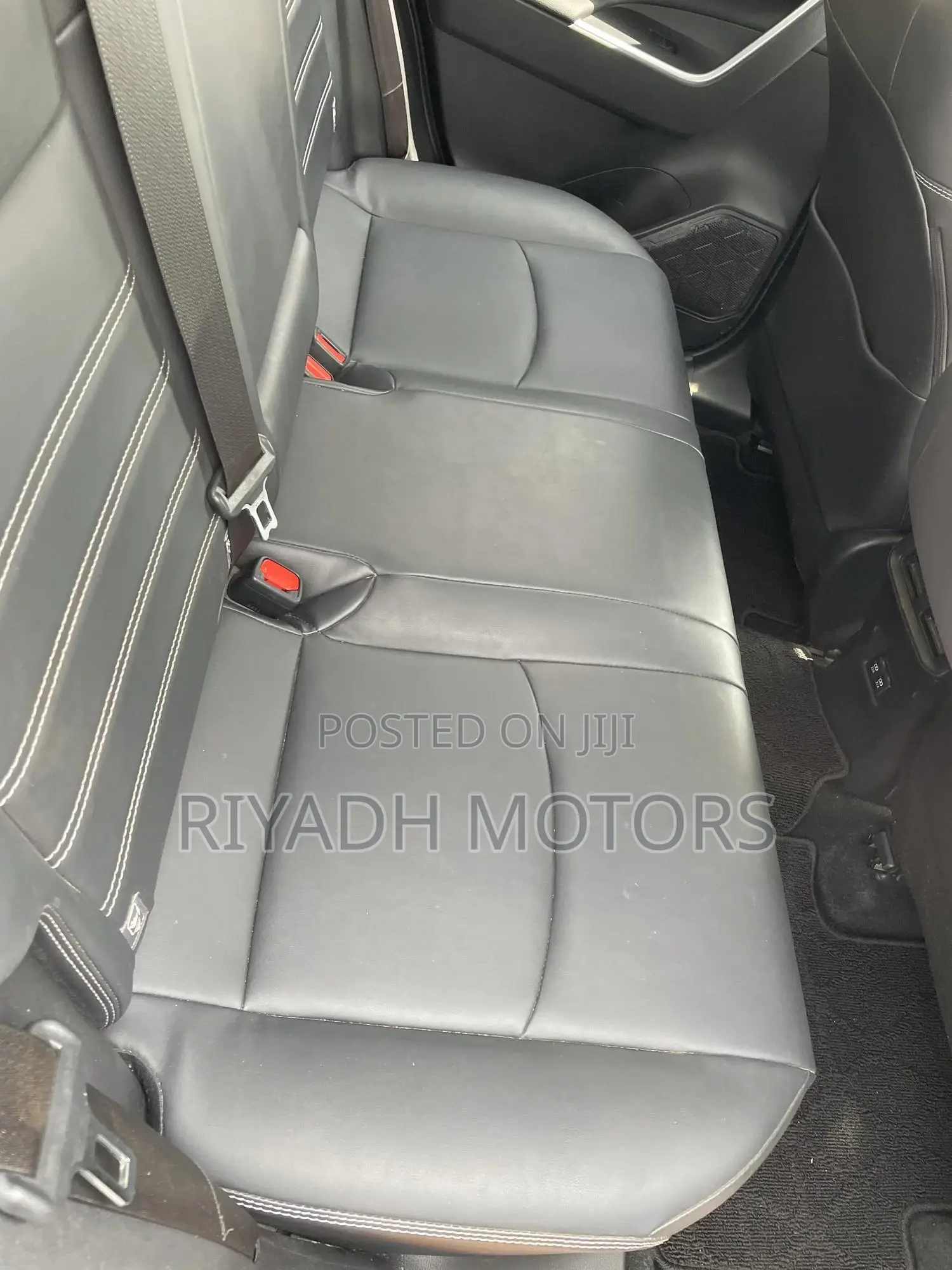 Toyota RAV4 Adventure 4dr SUV AWD (2.5L 4cyl 6A) 2018 White
