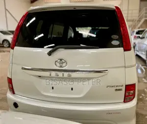 Toyota ISIS 2010 White