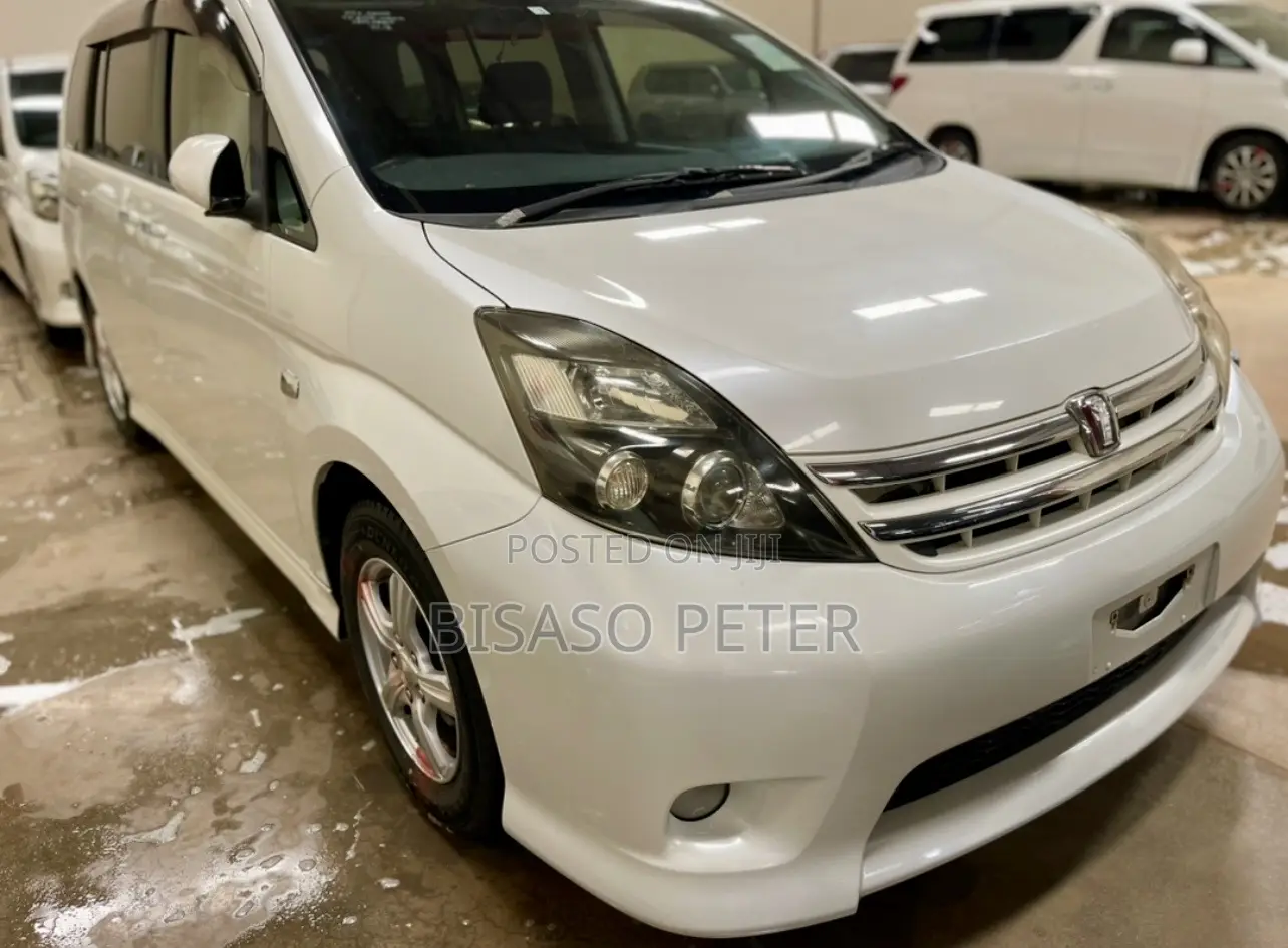 Toyota ISIS 2010 White