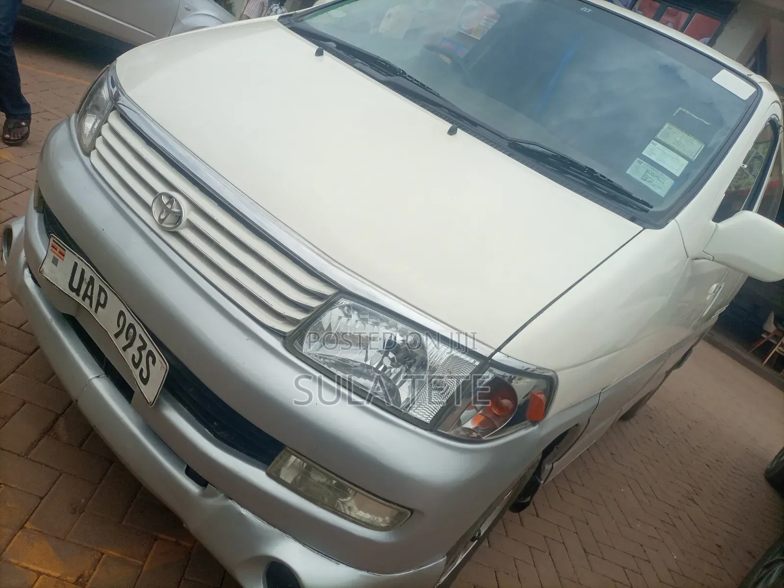 Toyota Regius 1998 White