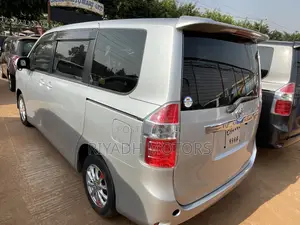 Toyota Noah 2.0 143hp AWD (8 Seater) 2009 Silver