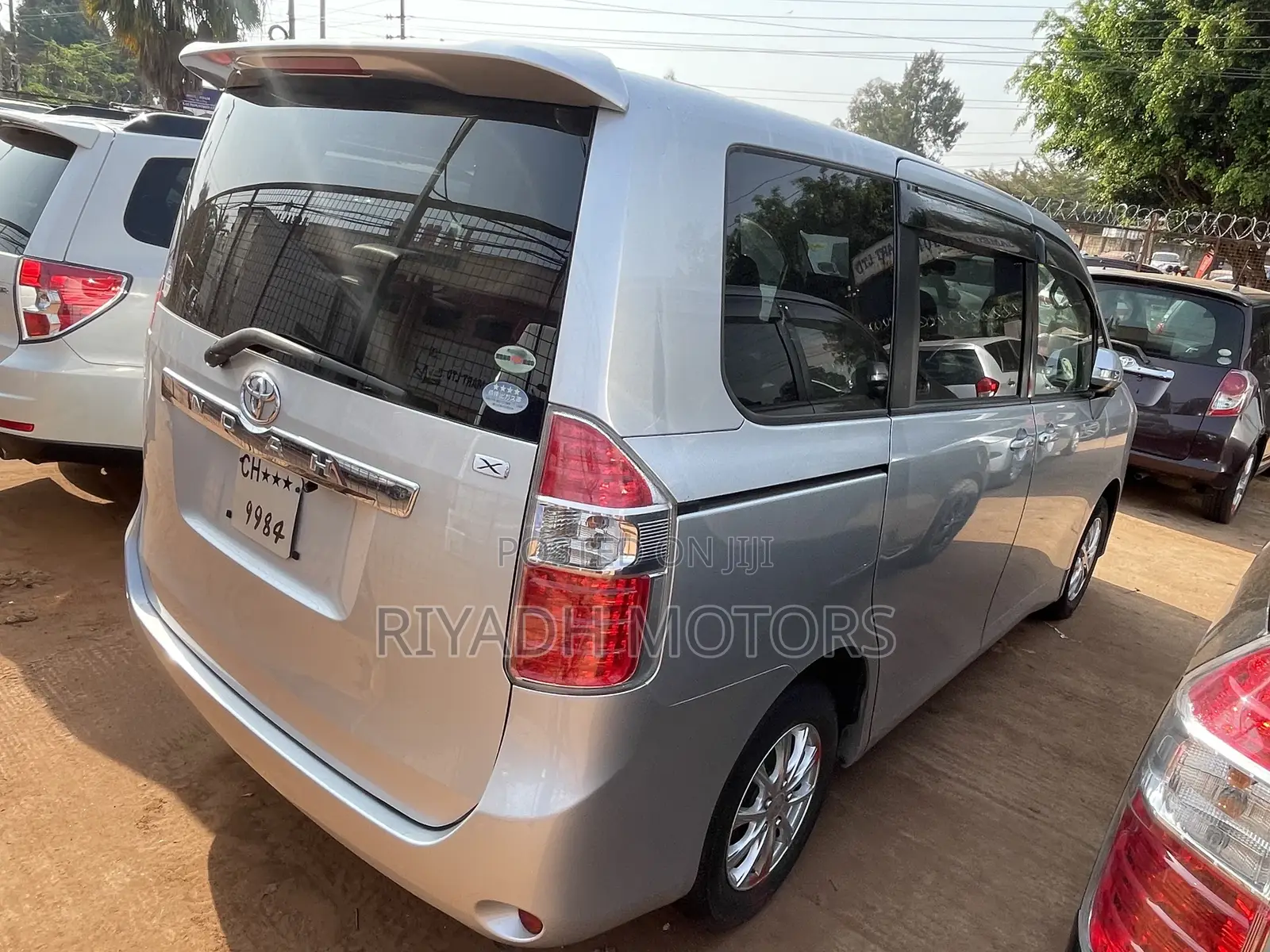 Toyota Noah 2.0 143hp AWD (8 Seater) 2009 Silver
