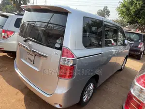 Toyota Noah 2.0 143hp AWD (8 Seater) 2009 Silver