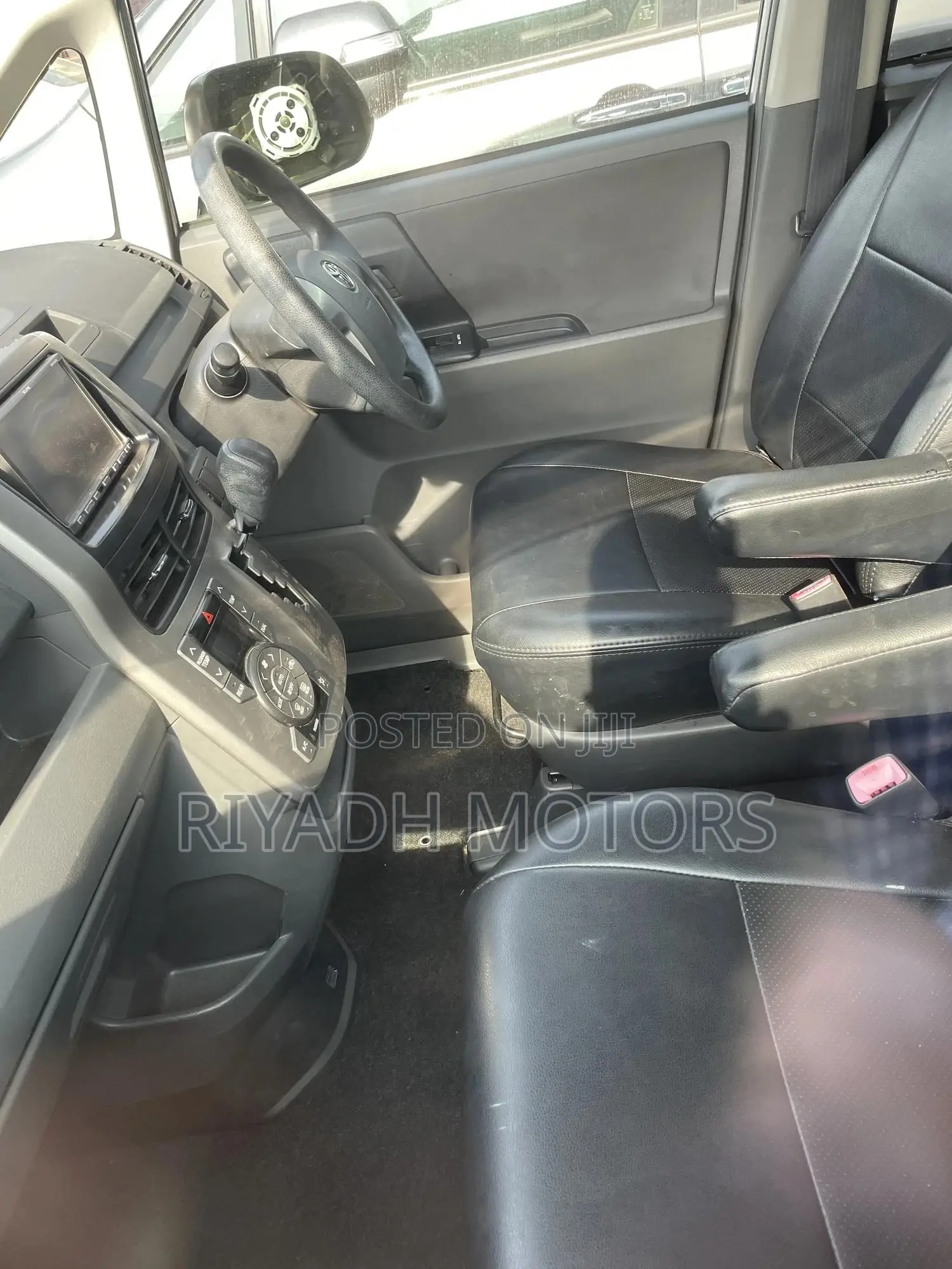Toyota Noah 2.0 143hp AWD (8 Seater) 2009 Silver