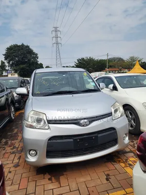 Toyota Sienta 1.5 FWD 2013 Silver