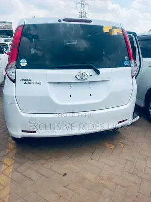 Photo - Toyota Passo Sette 1.5 AWD 2011 White