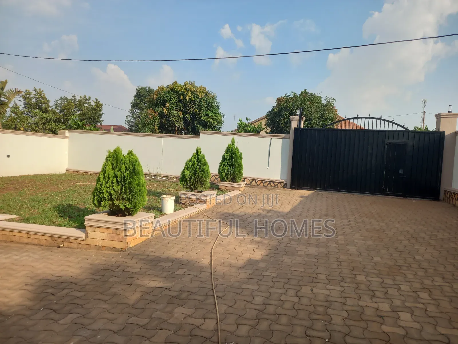 Furnished 4bdrm Villa in Kira for sale