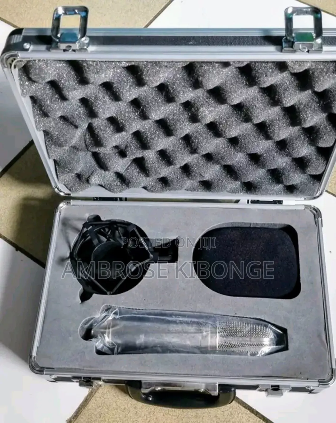 High Quality Behringer B-2 Gold Studio Condenser Microphone.