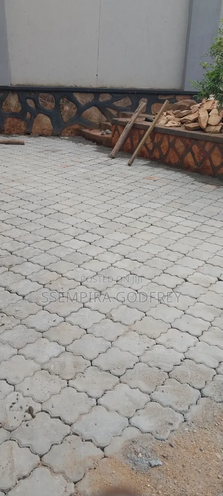Paver Laying With Artisic Beauty Compounds and Land Scanping