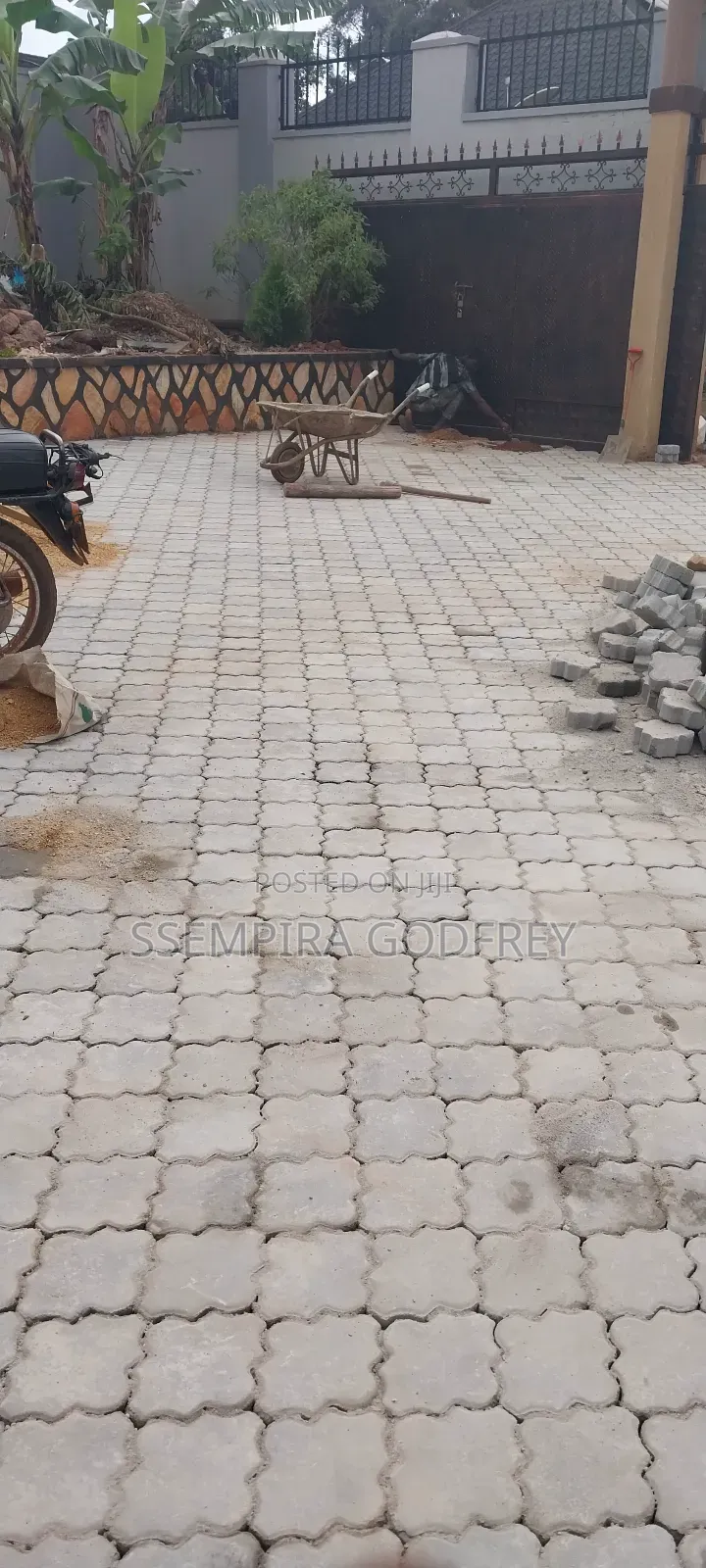 Paver Laying With Artisic Beauty Compounds and Land Scanping