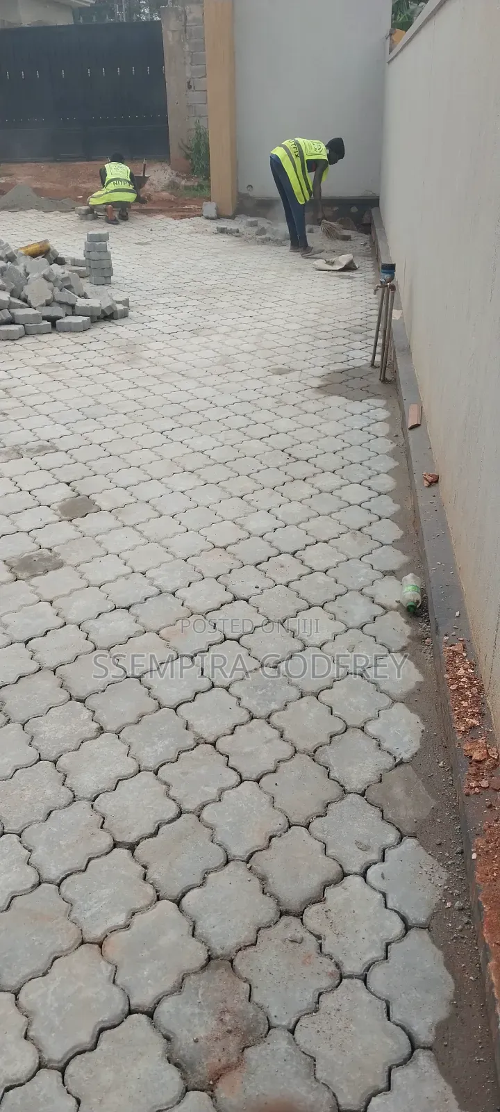 Paver Laying With Artisic Beauty Compounds and Land Scanping