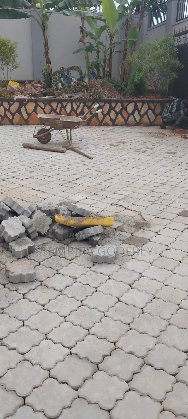 Paver Laying With Artisic Beauty Compounds and Land Scanping