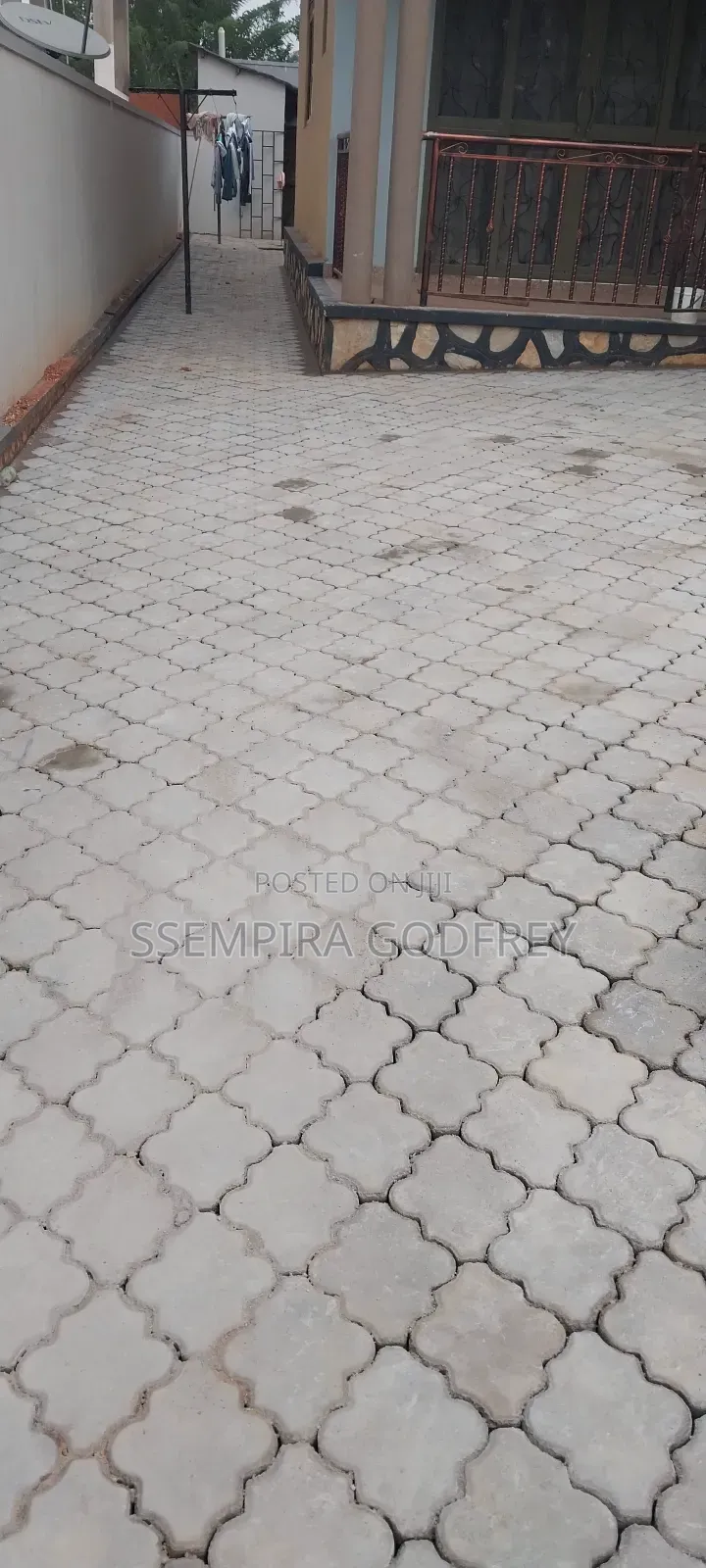 Paver Laying With Artisic Beauty Compounds and Land Scanping