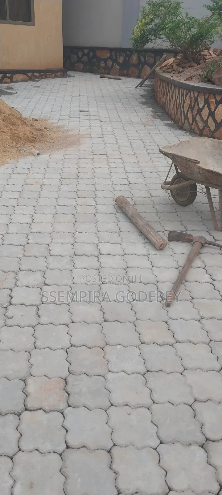 Paver Laying With Artisic Beauty Compounds and Land Scanping