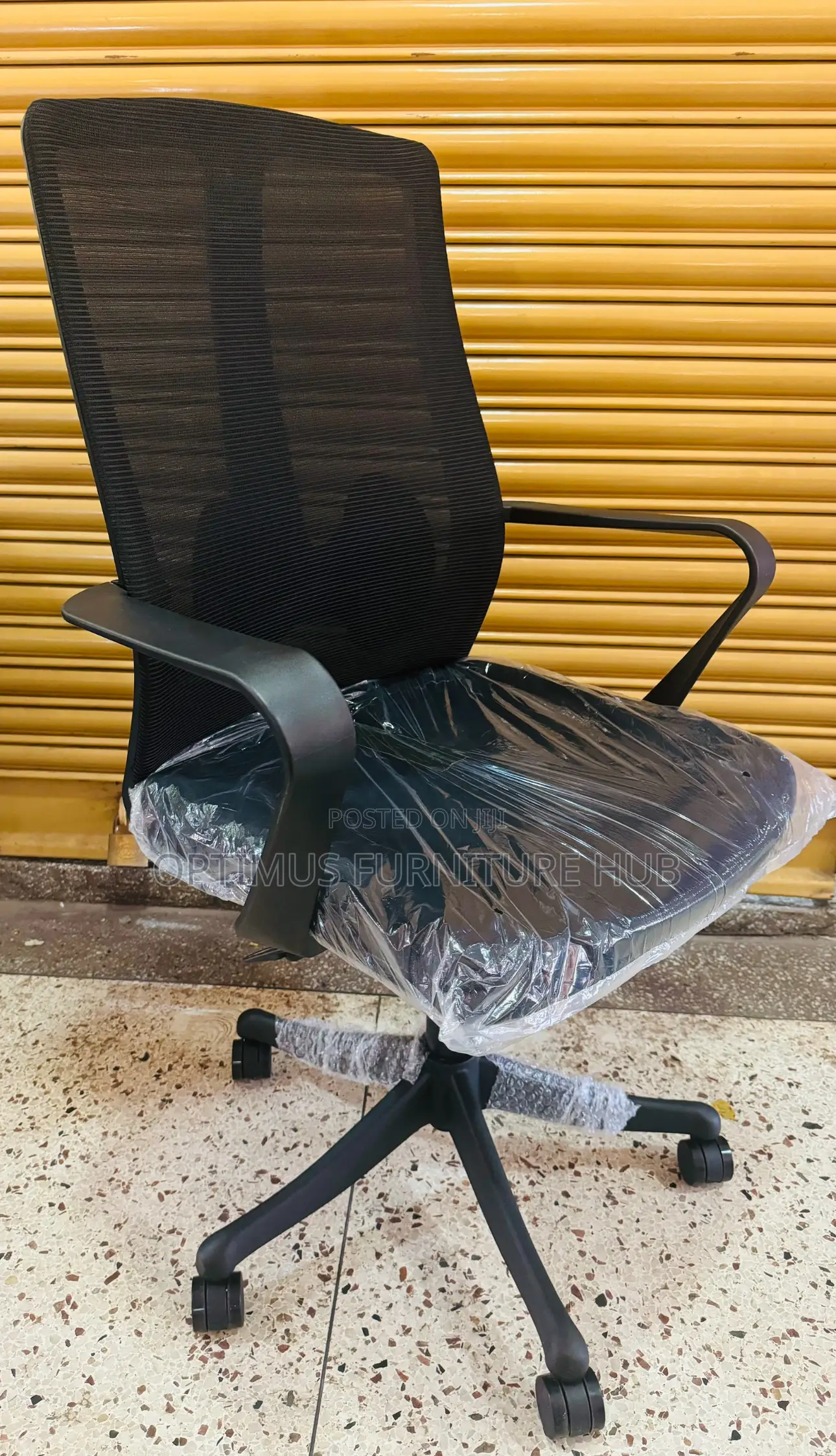 V Armed Office Chair